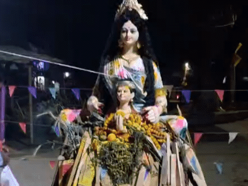 मुजफ्फरपुर के चौक-चौराहों पर होलिका-प्रह्लाद की मूर्ति:लोगों ने जुटाए उपले और लकड़ियां, 125 किलो गुलाल से भोलेनाथ का श्रृंगार