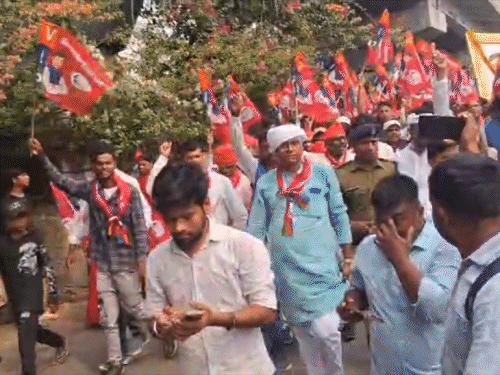 मुजफ्फरपुर SSP कार्यालय पहुंचे मुकेश सहनी:पप्पू सहनी एनकाउंटर को बताया फर्जी, समर्थकों के साथ हाथ पर काली पट्‌टी बांधकर प्रदर्शन