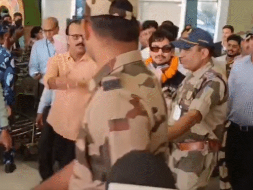 टी–20 वर्ल्डकप जीतने के बाद ईशान किशन पहुंचे पटना:अपने भतीजे के साथ खेलते दिखे क्रिकेट, खुद की बॉलिंग; कहा- ऐसे ही खेलते और जीतते रहना है