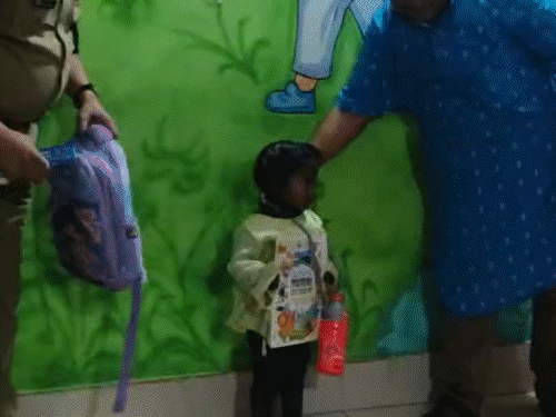 मुंगेर DSP ने 2 वर्षीय गुंजा का कराया एडमिशन:मजदूर की बेटी की पढ़ाई का उठाया खर्च,कहा-कोई दिक्कत आए तो बताएं