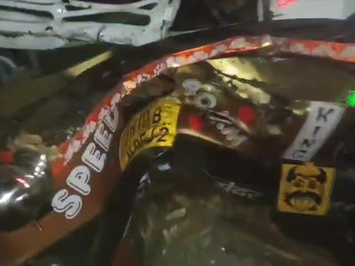 गिरिडीह में कोयला लदा ट्रक पेड़ से टकराया:केबिन में फंसा चालक, मशक्कत के बाद निकाला गया, धनबाद से बिहार जा रहा था ट्रक