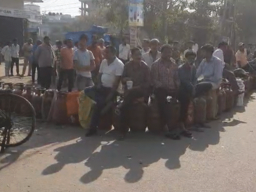 औरंगाबाद में सिलेंडर क्राइसिस, एजेंसी के बाहर लंबी लाइन:कमर्शियल सिलेंडर की आपूर्ति बंद, दुकानदार बोले- 1500 में घरेलू गैस सिलेंडर खरीद रहे