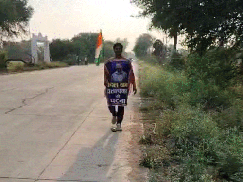 खान सर से मिलने के लिए 500 किमी पैदल यात्रा:बक्सर में हुआ स्वागत, यूपीएससी की तैयारी के लिए मार्गदर्शन लेने जा रहा छात्र