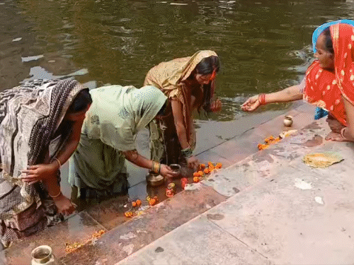 नहाय-खाय के साथ चैती छठ महापर्व की शुरुआत:गयाजी में मंदिर और घाटों पर उमड़ी भीड़; व्रती बोलीं- परिवार में सुख-शांति के लिए पूजा कर रही हूं