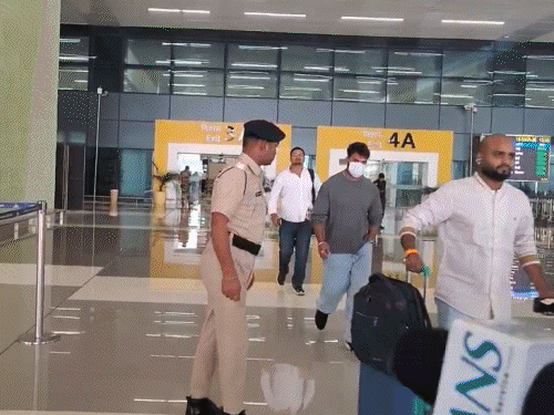 आज भोजपुरी सुपरस्टार खेसारी लाल यादव का 40वां जन्मदिन:पटना एयरपोर्ट पर फैंस का किया शुक्रिया, राजधानी में करेंगे बर्थडे सेलिब्रेट