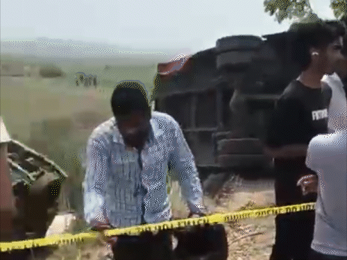 मोतिहारी में ओवरटेक के दौरान बस-ट्रक पलटा, कई यात्री घायल:संतुलन बिगड़ने के कारण हुआ हादसा, घायलों का इलाज जारी; सभी सुरक्षित