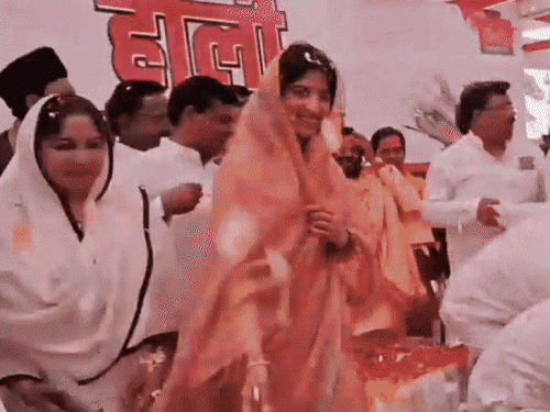 आज अखबार नहीं, UP की कल की 15 बड़ी खबरें:अखिलेश बोले- कपड़ों से कोई योगी नहीं बनता, ट्रेन ड्राइवर ने अफसर के सामने पैंट उतारी; हैप्पी होली बोल 5 लाख लूटे