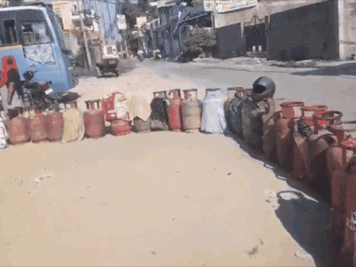 लखनऊ में हररोज 10 हजार गैस सिलेंडरों की अतिरिक्त डिलीवरी:एजेंसियों के बाहर लंबी कतार, प्रदेशभर में 177 FIR-16 गिरफ्तार