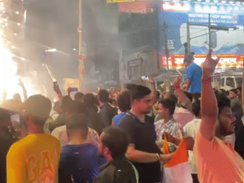 टीम इंडिया की जीत पर पूरे बिहार में जश्न:सड़कों पर जमकर आतिशबाजी; ईशान किशन ने 3 कैच पकड़े, 25 बॉल में 54 रन बनाए