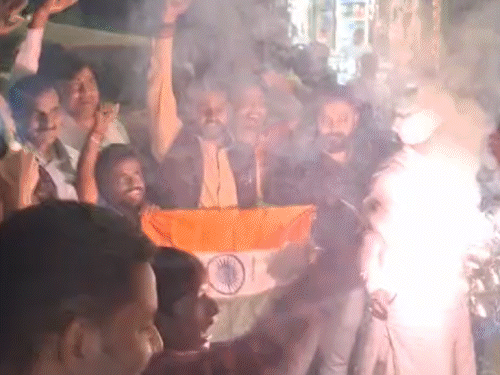 मुजफ्फरपुर में भारत की जीत पर एक साथ मनी होली-दिवाली:सरैयागंज टावर पर क्रिकेट प्रेमियों ने एक दूसरे को लगाया गुलाल, खूब की आतिशबाजी