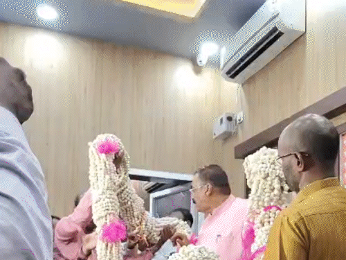 BJP ऑफिस में फूटे पटाखे-मखाने की माला से स्वागत:नितिन नवीन जीत पर बोले- एकता का परिणाम, सम्राट चौधरी का तेजस्वी पर तंज- वो बंगाल में ही रहें