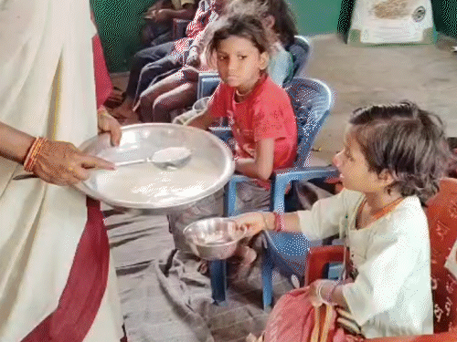 दरभंगा में गैस की किल्लत, एजेंसियों पर लंबी लाइन:लकड़ी पर खाना बना रहे लोग; एजेंसी के कर्मी बोले- सिलेंडर की कमी है