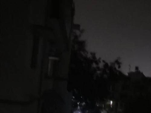 पटना में आधी रात आंधी-बारिश, आज 12 जिलों में अलर्ट:नितिन नवीन से 200 मीटर दूर गिरा गेट; पोस्टर ओढ़कर झांकियों को बांटे अवॉर्ड