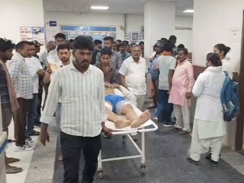 सीएसपी संचालक को गोली मारी, 5 लाख लूटे:सीवान में 3 बदमाशों ने की अंधाधुंध फायरिंग, बैंक से रुपये निकालकर लौट रहा था गांव