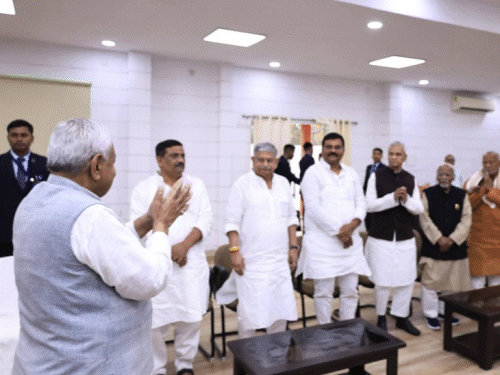 8 मार्च को JDU जॉइन करेंगे निशांत, बड़ी जिम्मेदारी तय:10-14 के बीच इस्तीफा दे सकते हैं नीतीश; भावुक हुए मुख्यमंत्री तो रो पड़े विधायक