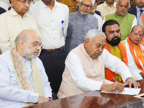 ‘नीतीश की कनपट्टी में कट्टा सटाकर साइन कराया’:पहले ही लेना चाहिए था रिटायरमेंट, CM के राज्यसभा जाने पर क्या बोले उनके चार यार