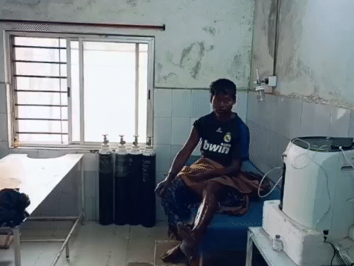 गुमला में भालू ने दो लोगों को किया घायल:एक को खेत जाते वक्त तो दूसरे को घर के दरवाजे पर दबोचा, गांव में दहशत