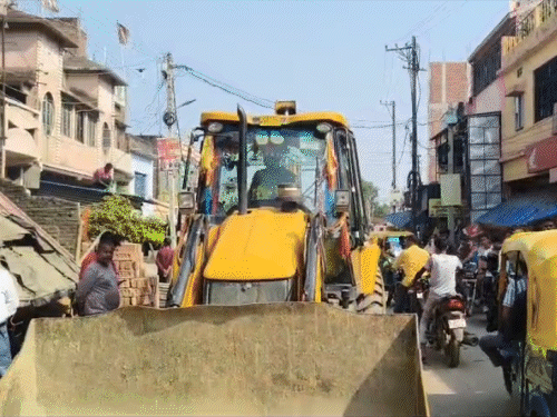भागलपुर जिला में अतिक्रमण हटाओ अभियान:जेसीबी से सड़क किनारे दुकानों को हटाया गया, अवैध निर्माण पर प्रशासन की सख्ती