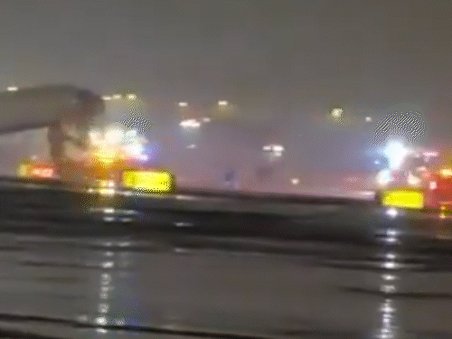 न्यूयॉर्क एयरपोर्ट पर विमान और फायर ट्रक की टक्कर:एयर ट्रैफिक कंट्रोलर चिल्लाता रहा- स्टॉप, स्टॉप; प्लेन का आगे का हिस्सा तबाह, 4 घायल