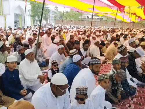 औरंगाबाद शहर में 17 जगहों पर ईद की विशेष नमाज:गले मिलकर एक-दूसरे को दी मुबारकबाद, अमन-चैन की मांगी दुआ; सुरक्षा के लिए पुलिसबल तैनात