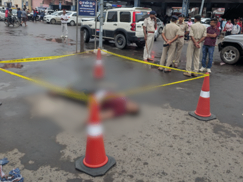 पटना जंक्शन के बाहर चलते-चलते गिरा शख्स, मौत:बॉडी की नहीं हो पाई पहचान, CCTV फुटेज खंगाल रही है पुलिस