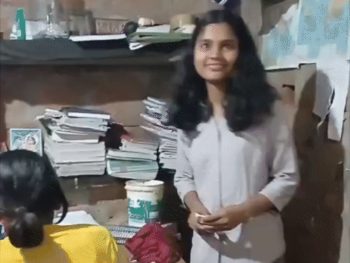 ‘एप खरीदने के लिए पापा के पास 1800रु. नहीं थे’:इंटर टॉपर के पिता बोले- जमीन बेचकर बेटी को पढ़ाएंगे, 12वीं टॉपर की सक्सेस स्टोरी