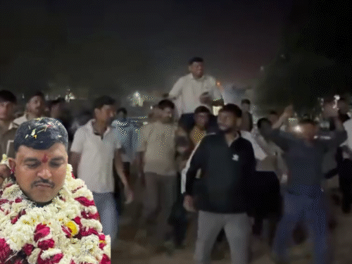 मुरैना में चोर के कंधे पर बैठकर नाचे टीआई:बर्थडे सेलिब्रेशन के वीडियो में साथ दिखे; फिर बोले- उस पर केस दर्ज है, पता नहीं था