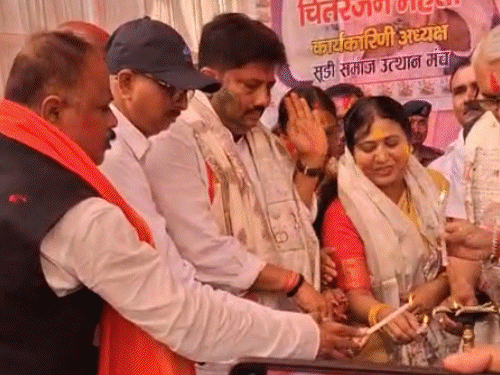 मुजफ्फरपुर में होली मिलन समारोह की धूम:विधायक-सांसद ने दी लोगों को बधाई, अबीर-गुलाल लगाकर गानों पर थिड़के लोग