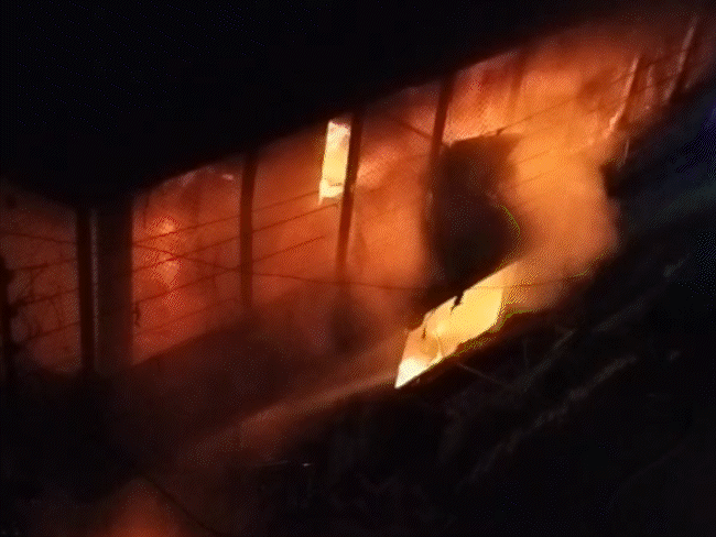 इंदौर EV हादसा, पड़ोसी को आवाज लगाई- बचाओ-बचाओ:जो जिस हालत में था, जल गया; 30 साल पहले राजस्थान से इंदौर आए थे मनोज पुगलिया