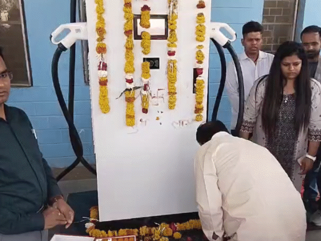 निगम मुख्यालय बेसमेंट में असुरक्षित EV चार्जिंग:इंदौर घटना के बाद ग्वालियर में भी लापरवाही, नया स्टेशन खाली