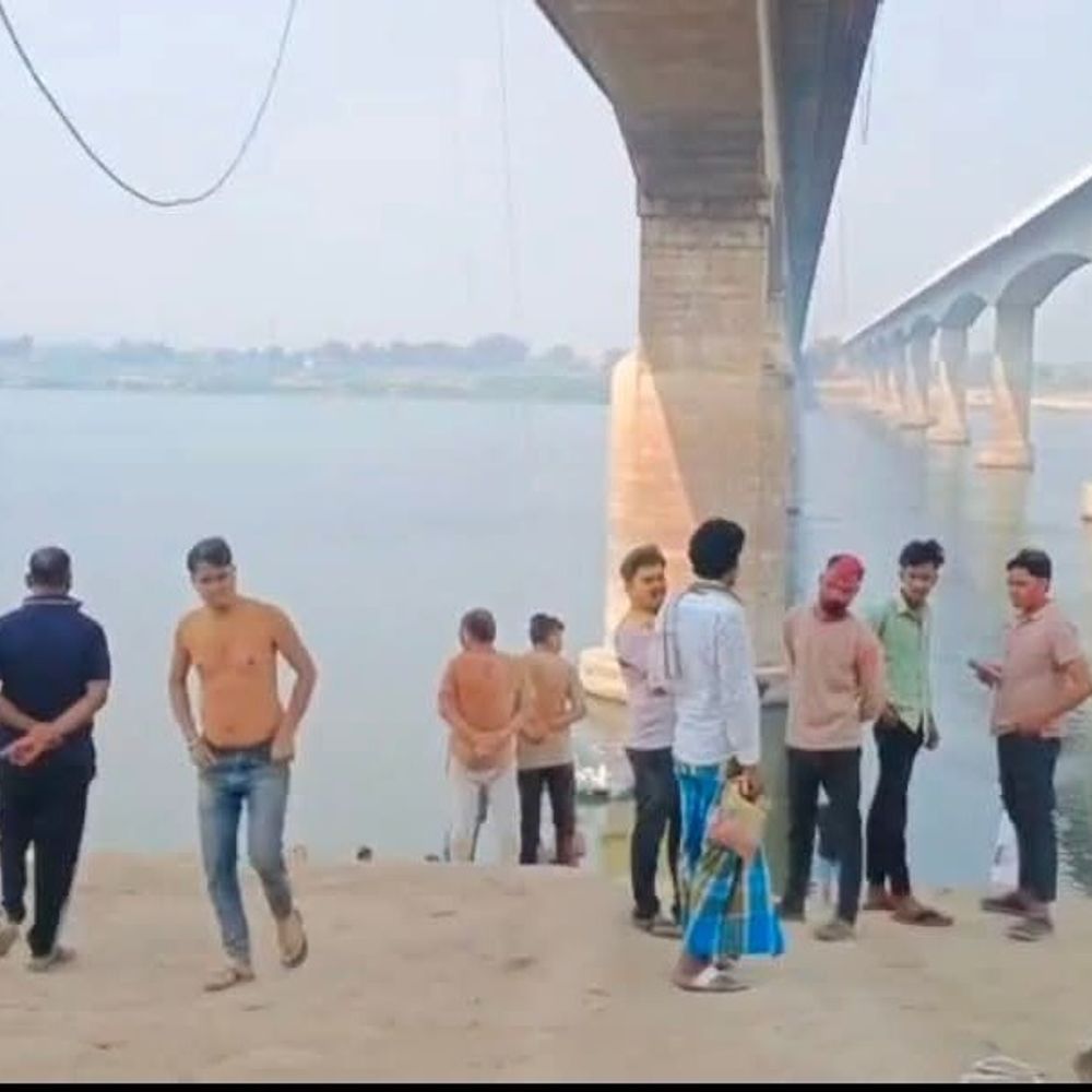 बक्सर में होली के दिन 13 साल का बच्चा डूबा:गंगा स्नान करने गया था, एक बच्चा सुरक्षित, गोताखोरों की मदद से खोज जारी