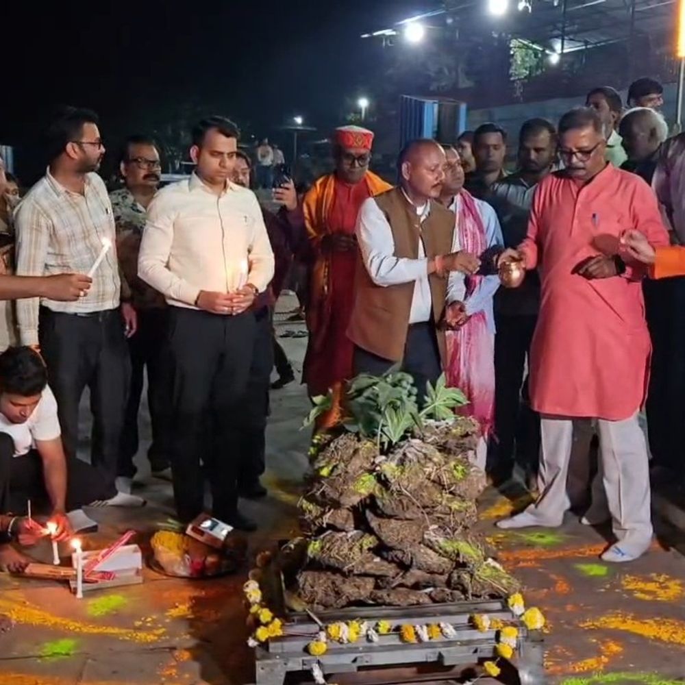 मंडला के माहिष्मती घाट पर प्रशासन और जनता का ‘रंगोत्सव’:कलेक्टर और अधिकारियों ने जनता के साथ मनाई होली; गुलाल लगाकर बधाई दी