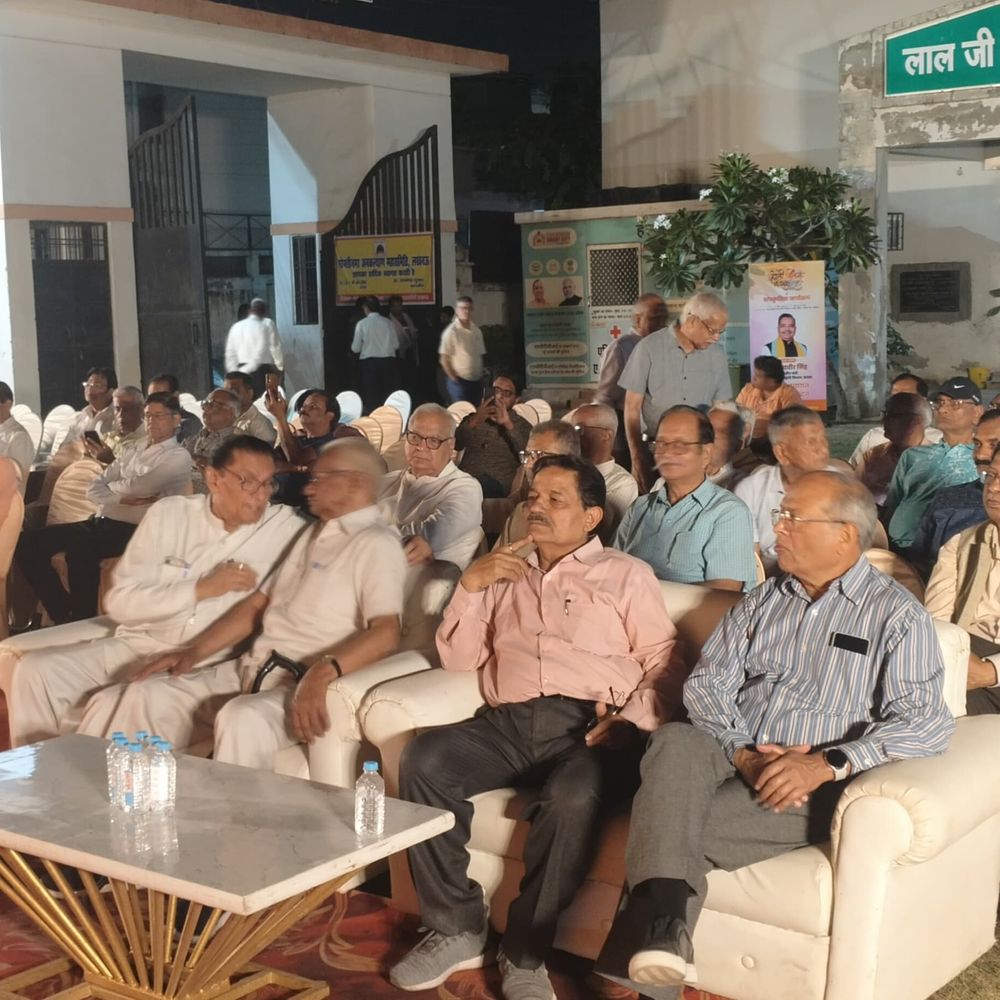 लखनऊ में होली मिलन समारोह:गोमती नगर के विराम खंड-2 में दिखा रंग और सौहार्द का मेल