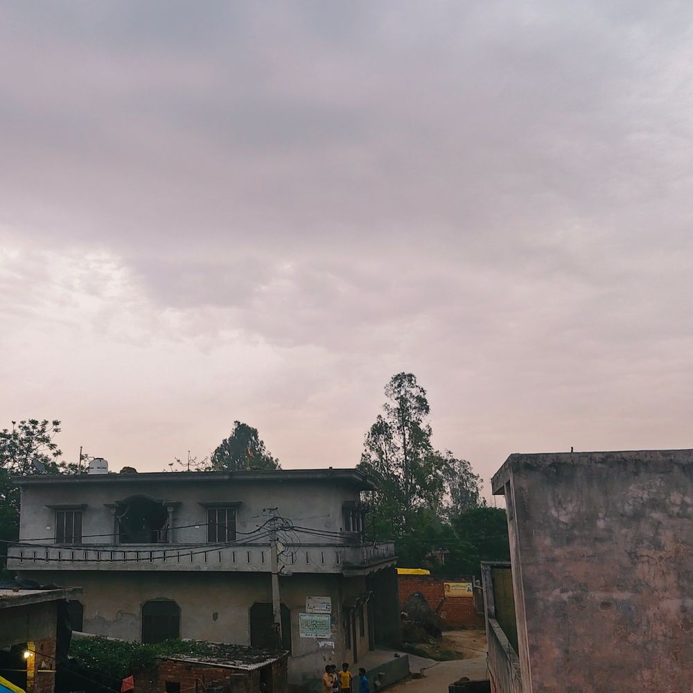 मुजफ्फरनगर में बदला मौसम, धूलभरी आंधी और बूंदाबांदी:ग्रामीण इलाकों में ज्यादा असर, गेहूं की फसल को नुकसान की आशंका