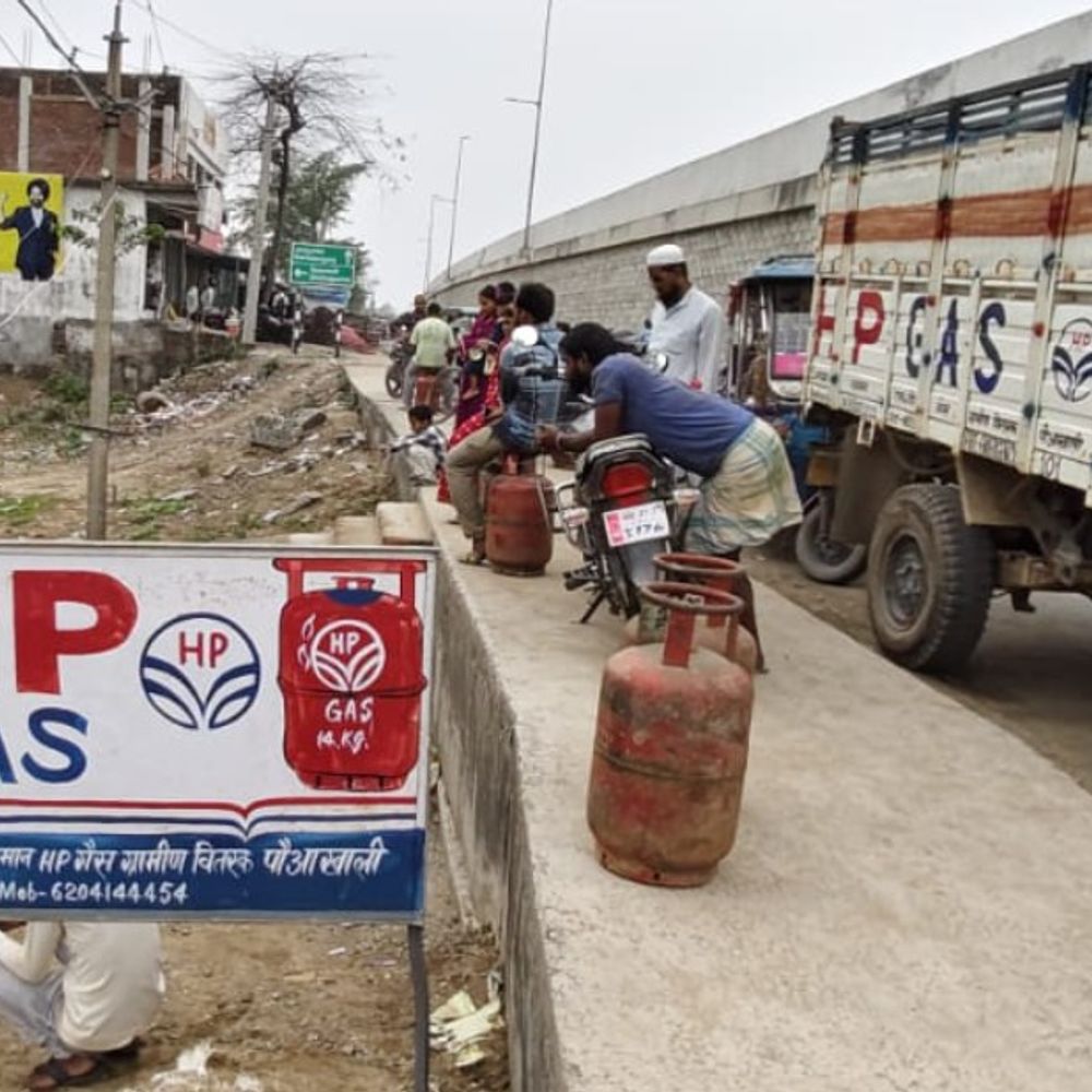 रसोई गैस किल्लत की अफवाह से लोग अब भी परेशान:कालाबाजारी पर 7 साल तक की होगी सजा, हेल्पलाइन नंबर जारी