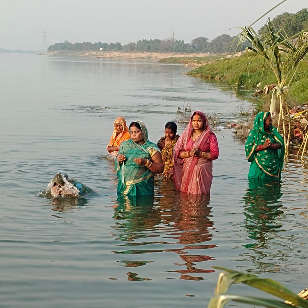 बक्सर में चैती छठ, गंगा घाटों पर उमड़ी भीड़:डूबते सूर्य को अर्घ्य, रामरेखा-नाथबाबा घाट रहे केंद्र, कड़ी सुरक्षा के बीच आज होगा समापन