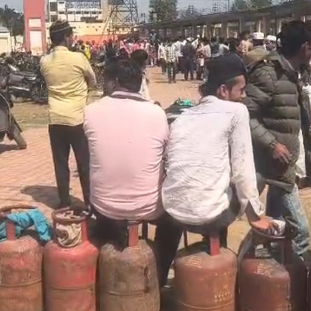 मेरठ में एलपीजी गैस की किल्लत, लंबी कतारें:उपभोक्ता घंटों इंतजार को मजबूर, प्रशासनिक दावे बेअसर