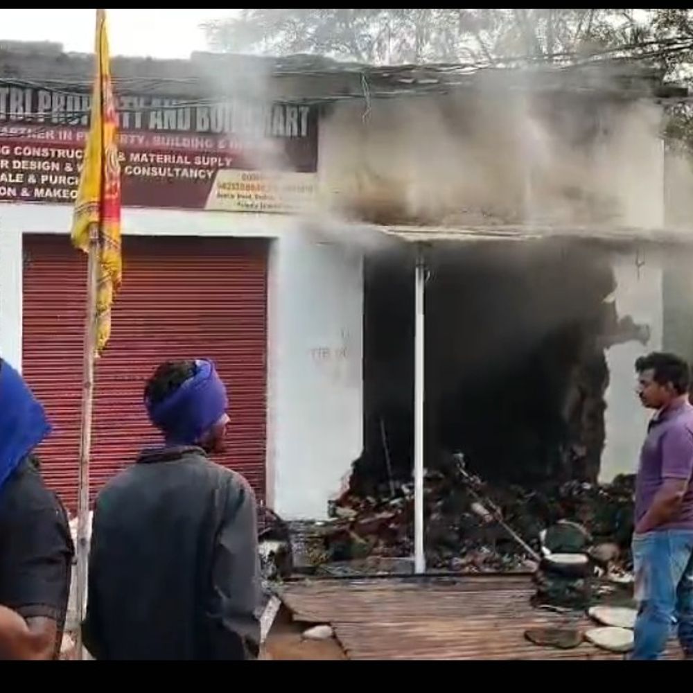 रांची रोड पर जनरल स्टोर में लगी आग:करीब 10 लाख रुपए का सामान जलकर खाक, कड़ी मशक्कत के बाद पाया गया काबू