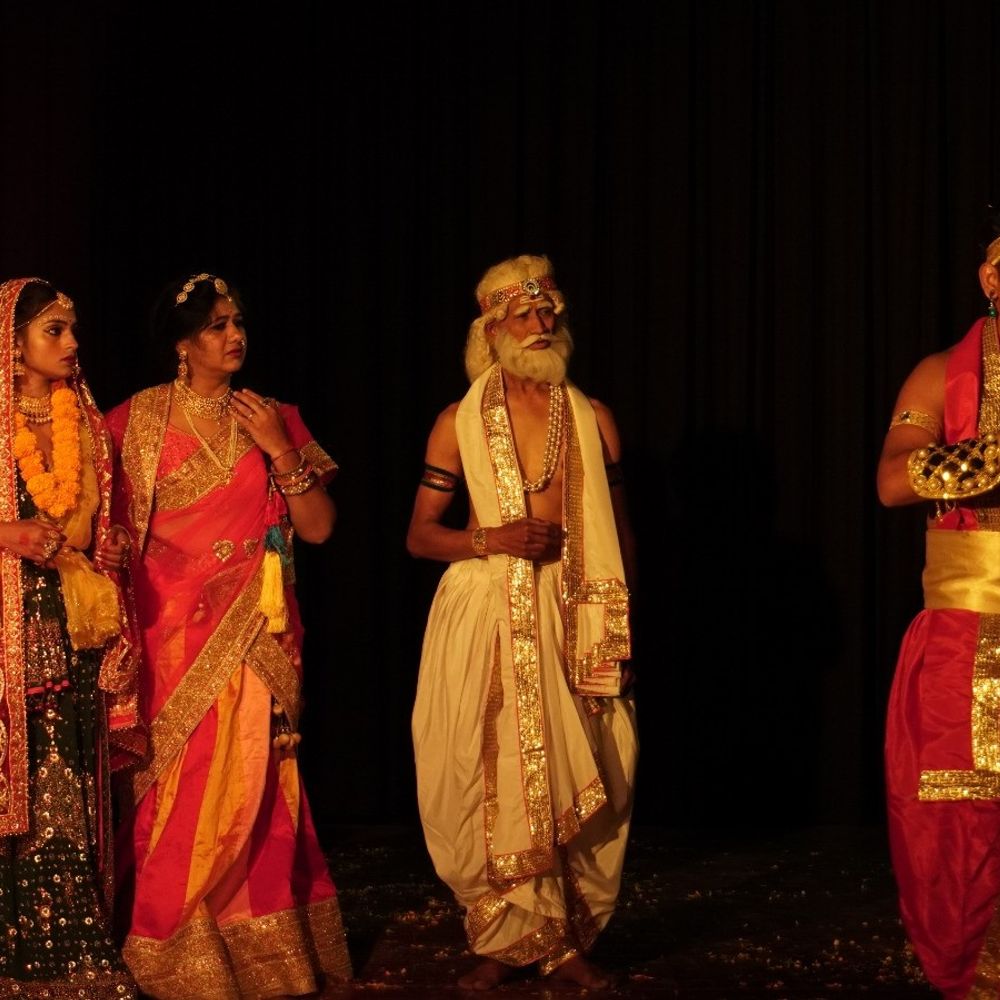 लखनऊ में ‘अहम् कृष्ण: अस्मि’ नाटक का मंचन:भरत रंग नाट्य संस्था की संस्कृत नाट्य कार्यशाला का समापन