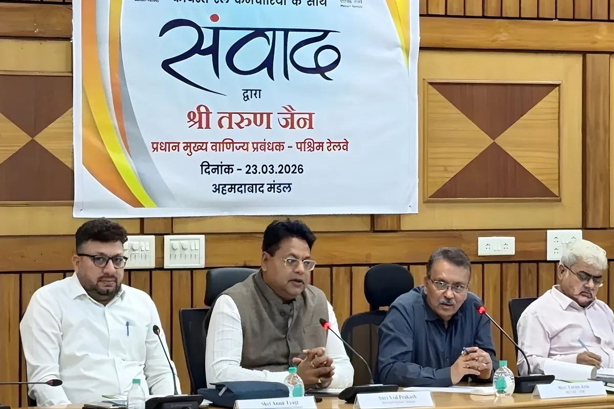 अहमदाबाद रेल मंडल में यात्री सेवाओं एवं राजस्व वृद्धि पर विशेष जोर