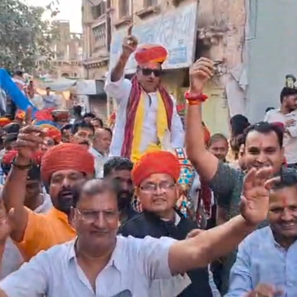 चूरू में होली की बिंदोरी निकली:कार्यकर्ताओं सहित पूर्व नेता प्रतिपक्ष राजेंद्र राठौड़ और विधायक हरलाल सहारण थिरके