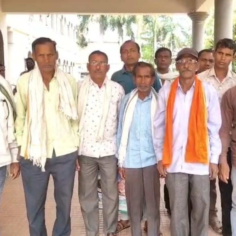 डिप्टी रेंजर पर 1000 पेड़ काटने का आरोप:75 एकड़ जमीन पर मुरुम खनन, धमतरी कलेक्टर से ग्रामीणों ने की जांच की मांग