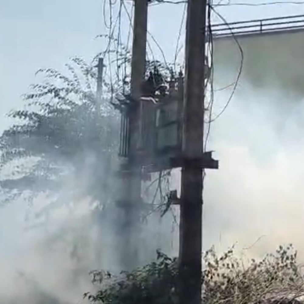 डूंगरपुर में ट्रांसफार्मर के पास लगी आग:ग्रामीणों और बिजली कर्मियों की सूझबूझ से बड़ा हादसा टला