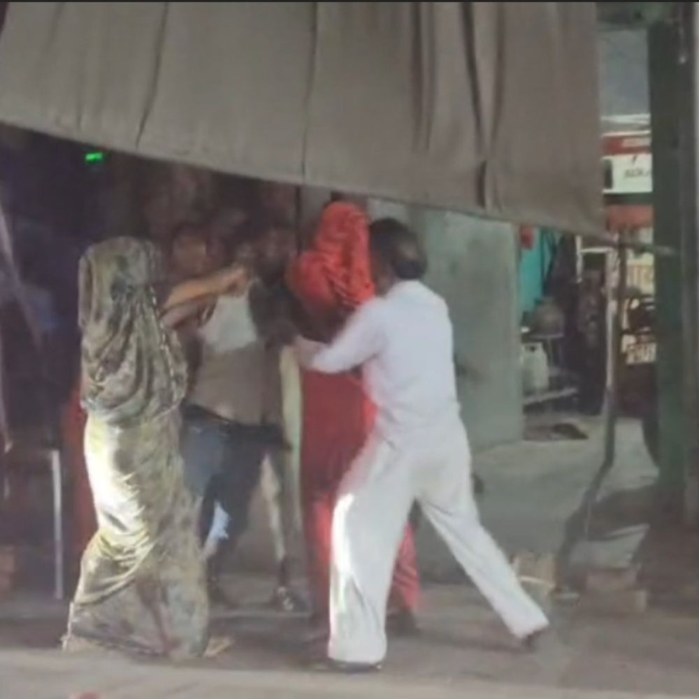 जालौन में पड़ोसियों से दो पक्षों में मारपीट:सड़क पर हाथापाई, पुलिस जांच में जुटी