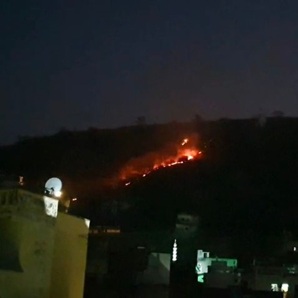 डूंगरपुर में धनमाता पहाड़ियों पर लगी आग:ऊंचाई के कारण फायर ब्रिगेड को पहुंचने में आई मुश्किल