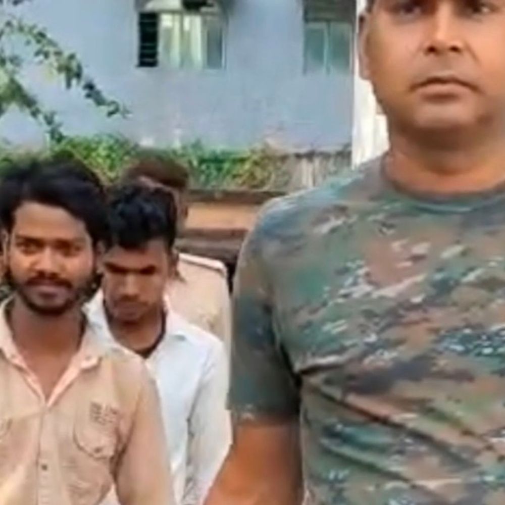 गाड़ी चेकिंग के समय 2 इंटरडिस्ट्रिक्ट तस्कर गिरफ्तार:नवादा से शेखपुरा लाते पकड़े गए; शराब, बाइक जब्त