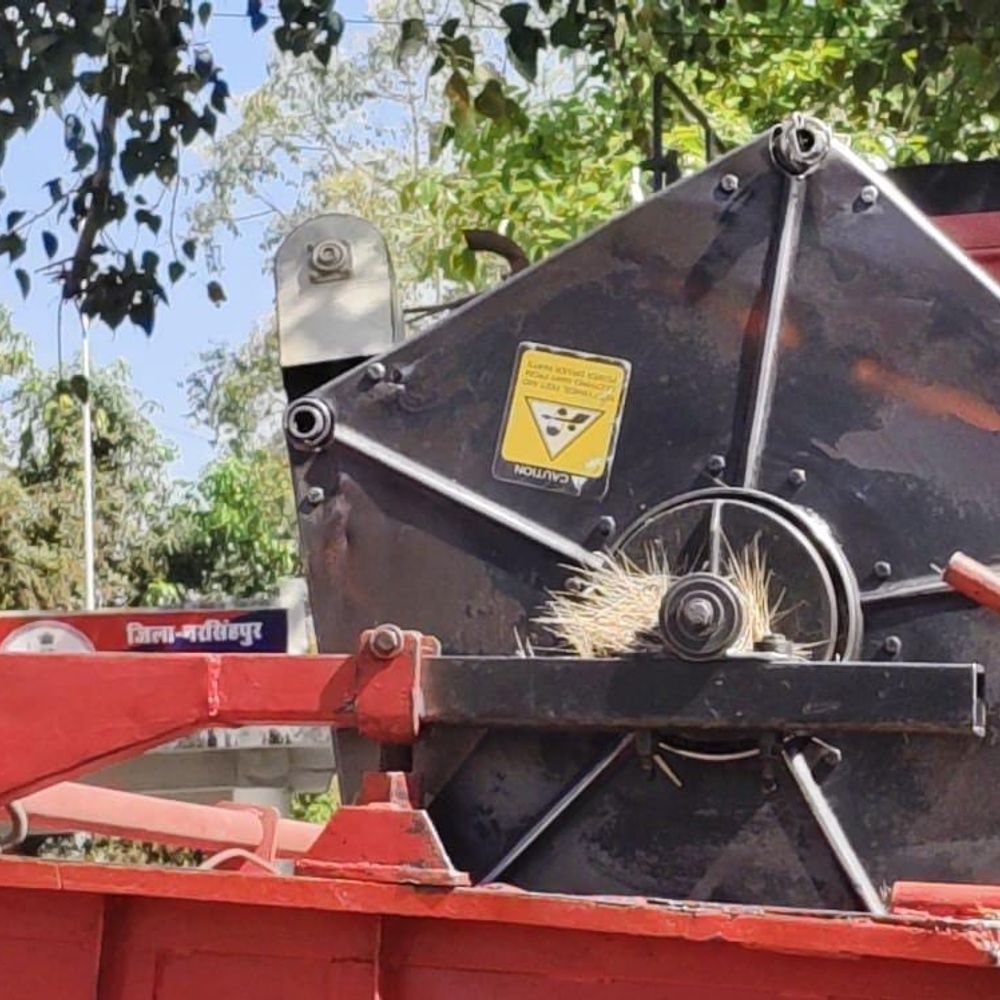 नरसिंहपुर में बाइक-हार्वेस्टर टक्कर में दो मजदूरों की मौत:तीन युवक बाइक से घर लौट रहे थे; करेली के पीरा तिराहे पर हादसा