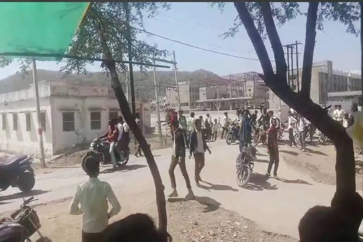 10वीं के आखिरी पेपर के बाद परीक्षा केन्द्र के बाहर भिड़े छात्र, जमकर मारपीट