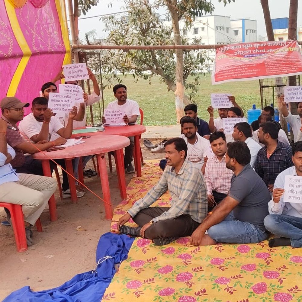 सुपौल में रेवेन्यू कर्मचारियों का धरना:पेंडिंग केस को लेकर सरकार के खिलाफ नारेबाजी, पदनाम ARO की मांग