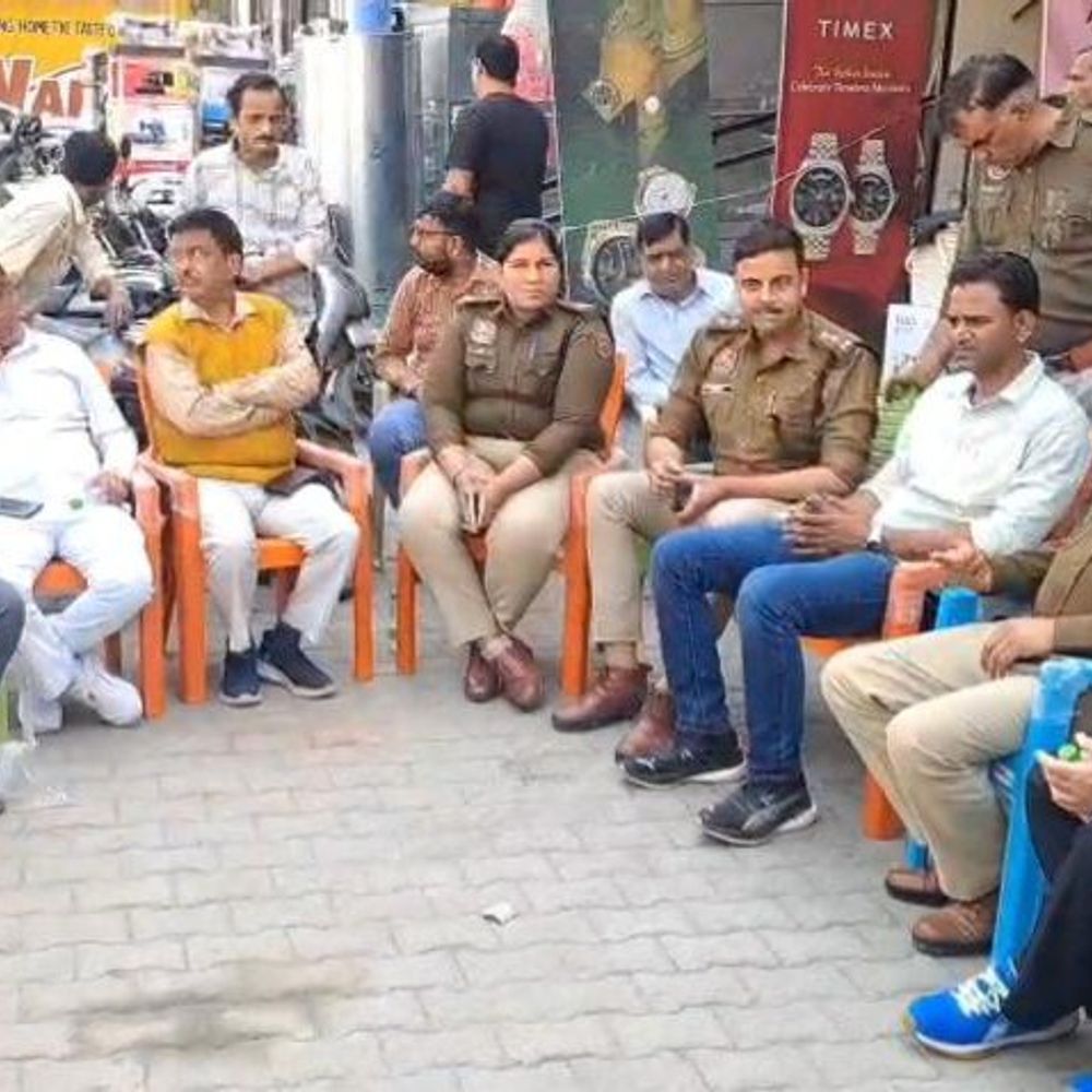 रेवाड़ी में अतिक्रमण को लेकर पुलिस-व्यापारियों की मीटिंग:बाहर रखे सामान पर पूर्ण प्रतिबंध; SHO बोले- हद में रखें सामान